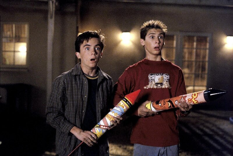 Malcolm (Frankie Muniz, l.) und Reese (Justin Berfield) reißen sich versteckte Feuerwerkskörper unter den Nagel. – Bild: ORF