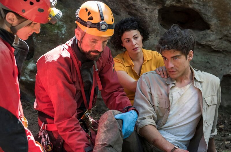 SENDER: ARD – SENDETITEL: Der Ranger – Paradies Heimat: Vaterliebe (2) – UNTERTITEL: – CAPTION: ARD/​MDR DER RANGER – PARADIES HEIMAT: VATERLIEBE (2), am Freitag um 20:15 Uhr im ERSTEN..Nach ihrer Befreiung aus dem Stollen eines Bergwerks kommt Jonas (Philipp Danne) wieder zu sich. Emilia (Liza Tzschirner) ist bei ihm. – Bild: MDR/​ndF/​Jens-Ulrich Koch