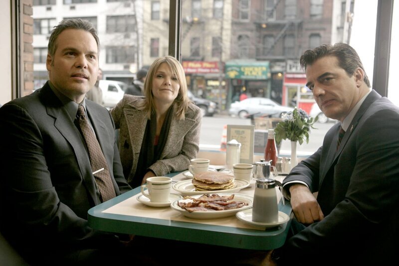 Detective Mike Logan (Chris Noth, r.) ist neu beim Major Case Squad und begleitet seine neuen Kollegen Detective Robert Goren (Vincent D’Onofrio) und Detective Alexandra Eames (Kathryn Erbe) bei einem neuen Fall. – Bild: UNIVERSAL CHANNEL