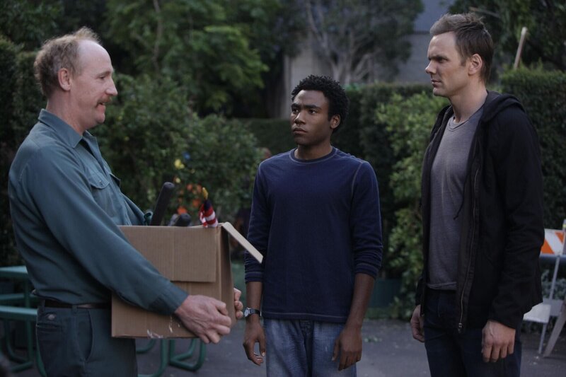 Der Gärtner Joshua (Matt Walsh, l.) erklärt Jeff (Joel McHale, r.) und Troy (Donald Glover, M.) seine „Philosophie des richtigen Springens“ … – Bild: Sony Pictures Television Inc. All Rights Reserved. Lizenzbild frei