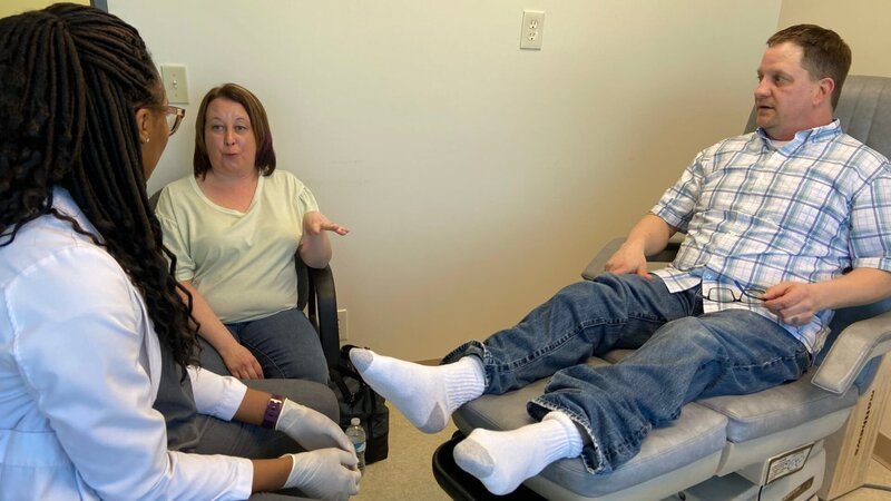 Dr. Ebonie im Gespräch mit Nathan Lantz und Ehefrau – Bild: TLC /​ Discovery Communications, LLC