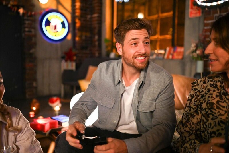 Yannick (Dominik Flade) hat Spaß an dem improvisierten Weihnachtsfest. – Bild: RTL /​ Julia Feldhagen
