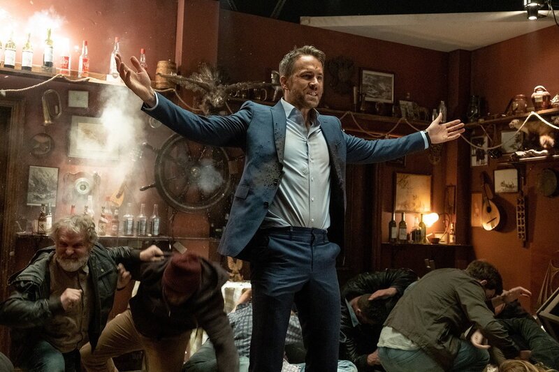 Killer’s Bodyguard 2 Ryan Reynolds (stehend) als Michael Bryce SRF/2021 Telepool – Bild: SRF2 Killer’s Bodyguard 2 Ryan Reynolds (stehend) als Michael Bryce SRF/2021 Telepool – Bild: SRF2