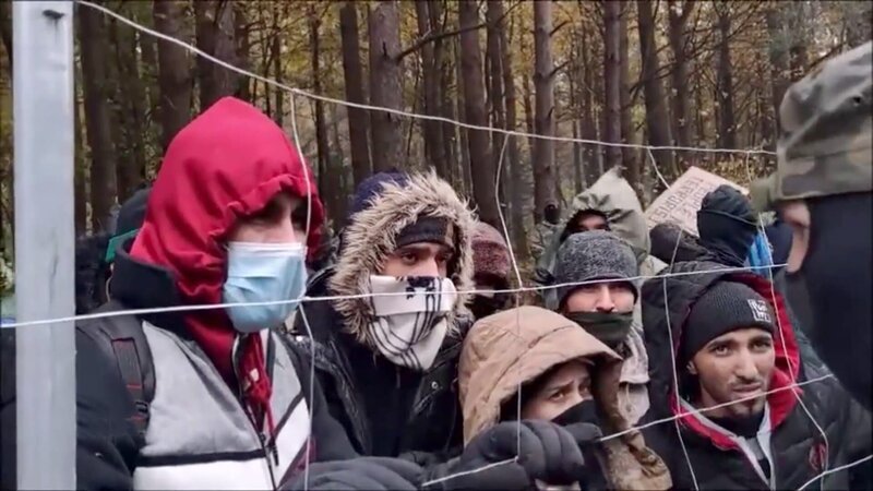 Flüchtlinge versuchen die Grenze zu überqueren – Bild: SPIEGEL TV GmbH