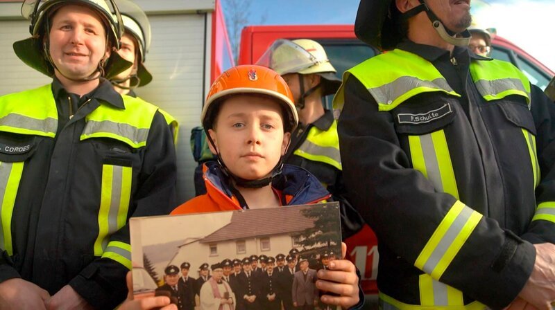 Auf Franz (Mitte) liegen große Hoffnungen – er ist der Jüngste in der Freiwilligen Feuerwehr Mellen. – Bild: WDR