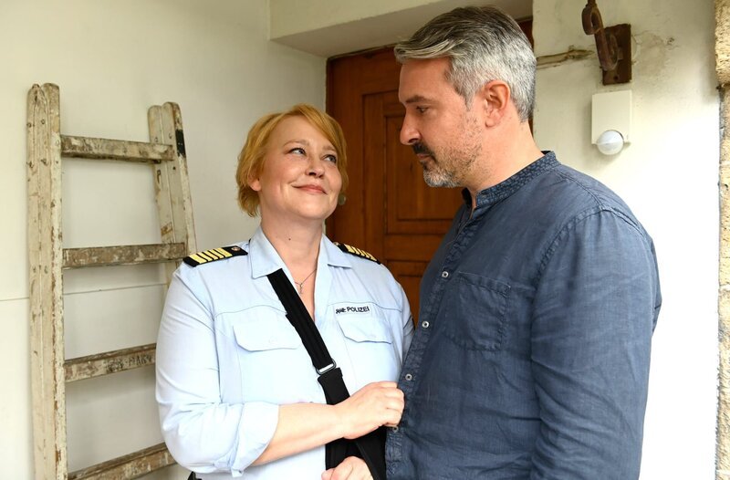 Nele Fehrenbach (Floriane Daniel, l.) und Staatsanwalt Gregor Mertens (Lukas Spisser, r.) kommen sich näher. – Bild: ARD/​Laurent Trümper