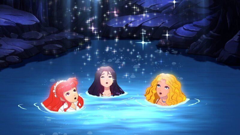 Rikki, Cleo und Emma (v.l.n.r.) sind im Mondsee auf der Insel Mako. Der Vollmond über ihnen scheint magische Kräfte zu besitzen. – Bild: ZDF/​Les Cartooneurs Associés