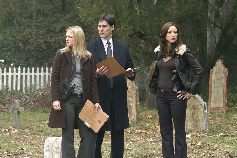 Eine Gesangslehrerin wird auf bestialische Weise ermordet und, wie die Obduktion zu Tage bringt, regelrecht ausgeweidet. Aaron (Thomas Gibson, M.), Elle (Lola Glaudini, r.) und J.J. (A.J. Cook, l.) sind auf der Suche nach dem Täter … – Bild: CBS BROADCASTING INC.