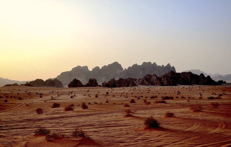 Wadi Rum – typische rötliche Färbung des Sandsteins. – Bild: ZDF/​SWR/​Horst Brandenburg