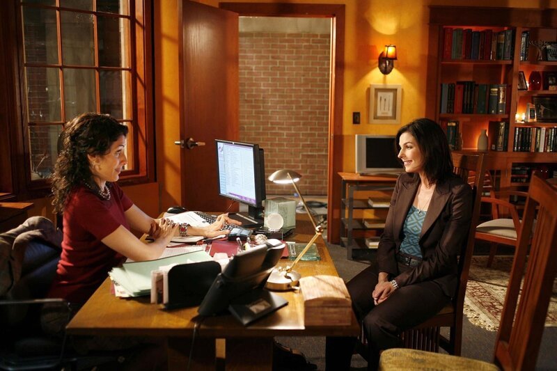 Stacy Warner (Sela Ward, r.) bittet Dr. Lisa Cuddy (Lisa Edelstein, l.) um Rat in einer Herzensangelegenheit. – Bild: PLURIMEDIA (Fox Broadcasting)