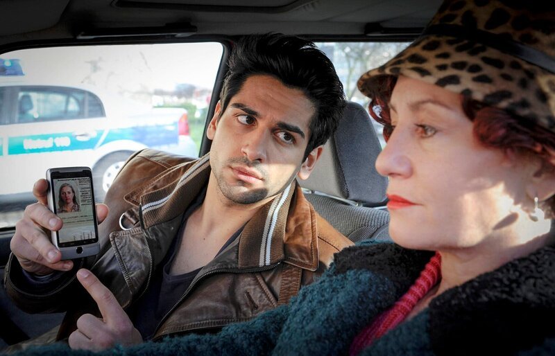 Marco Petrassi (Daniel Rodic) und Herta Frohwitter (Ulrike Krumbiegel). – Bild: HR/​Degeto/​Christian Lüdeke