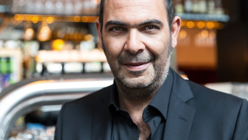 Hannes Ringlstetter, Gastgeber der neuen Sendung „Ringlstetter“. – Bild: Markus Konvalin /​ BR