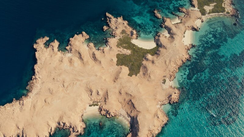 Die Ad-Dimaniyat-Inseln sind seit 1996 ein Naturschutzgebiet. – Bild: Skyworks 2022 /​ ZDF