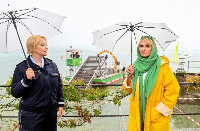 Nele Fehrenbach (Floriane Daniel, l.) ist sauer auf ihre Mutter Mechthild Fehrenbach (Diana Körner, r.). Für die Bauarbeiten der Bootsliegeplätze liegt keine Genehmigung vor. – Bild: ORF/​Bavaria/​ARD/​SWR/​Laurent Trümper