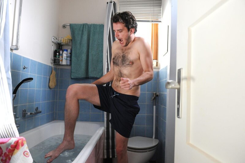Florian (Tommy Schwimmer) bereitet sich mit einem „Testlauf“ fürs Eisschwimmen vor. – Bild: BR/​Marco Orlando Pichler