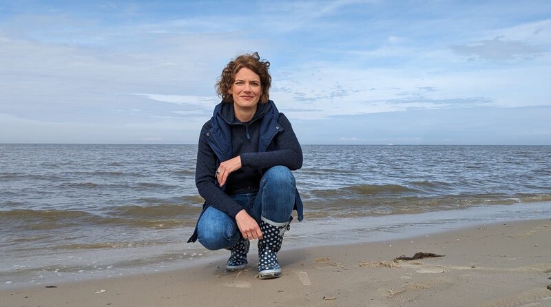 Presenterin Lena Ganschow im Watt – auch in der Nordsee können Tsunamis entstehen. Weiteres Bildmaterial finden Sie unter www.br-foto.de. – Bild: BR/Christina Gantner Presenterin Lena Ganschow im Watt – auch in der Nordsee können Tsunamis entstehen. Weiteres Bildmaterial finden Sie unter www.br-foto.de. – Bild: BR/Christina Gantner
