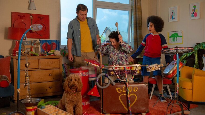 Frau Hobbs (Mitte, Angela Curran) entpuppt sich als musikalisches Talent. Da können Wuffel, Simon (James Merry) und Tom (Ellis-James Naylor, r.) nur staunen. – Bild: ZDF/​Darrall MacQueen