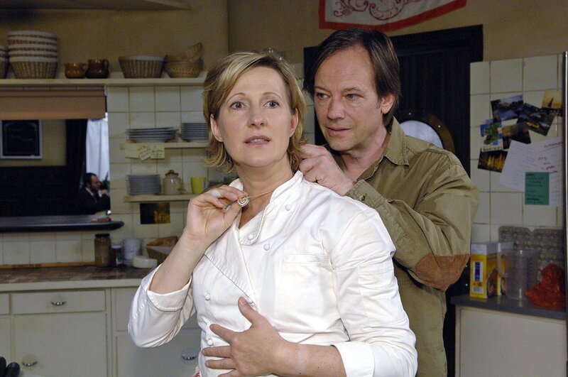 Armin (Rainer Will, r.) überrascht Susanne (Heike Jonca, l.) mit einer Goldkette – und macht ihr damit ein schlechtes Gewissen. – Bild: SAT.1 /​ Claudius Pflug Eigenproduktionsbild frei