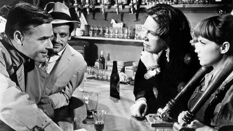 V.l.: Inspektor Wade (Joachim Fuchsberger), Gregor Gubanow (Klaus Kinski), Nelly Oaks (Elisabeth Flickenschildt), Leila Smith (Brigitte Grothum) – Bild: Foto: RTL /​ Tobis Film
