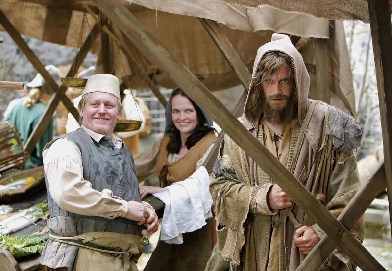 Von links: Der Metzger (Arved Birnbaum), die Fischverkäuferin (Carolin Weber) und der als Spielmann verkleidete Prinz Richard (Ken Duken). – Bild: Das Erste