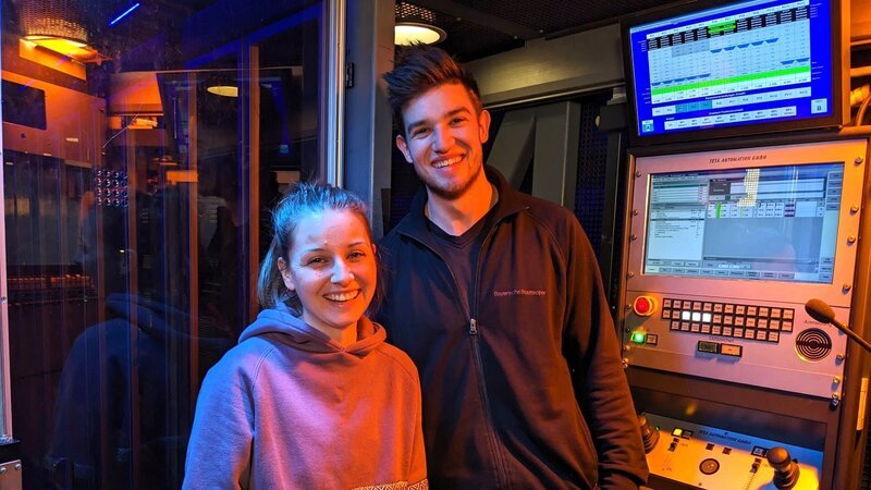 Mit Bühnentechniker Bonifaz checkt Marina, wie eine Personenversenkung in der Oper funktioniert. – Bild: BR/​megaherz gmbh/​Judith Issig