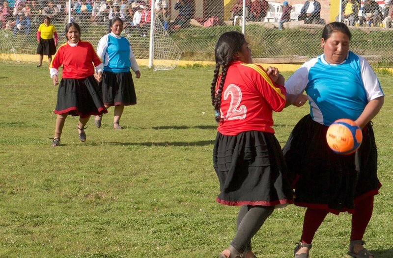 Zweikampf in 3700 Metern Höhe. Die Frauen vom Fußballverein „Sporting Piuray“ im peruanischen Hochland kämpfen um jeden Ball. – Bild: phoenix/​ZDF/​Manfred Uhlig