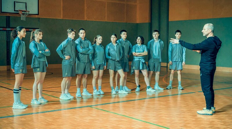 Von links: Nawal Ammann (Luna Mwezi), Dani Strobl (Emilia Warenski), Nikki Auer (Imre Lichtenberger), Georg Stoiber (Moritz Uhl), Clara (Emily Seidl), Solenn (Marie Theres Müller), Hugo (Mino Dreier), Fine (Johanna Bertl), Levy (Samuel Jung), Luca Rossi (Mikka Forcher), Stefan Veighofer (Simon Hatzl). – Bild: ORF/​BR/​SRF/​Superfilm Filmproduktions GmbH/​Stefanie Leo