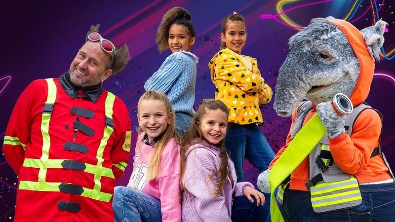 TanzAlarm mit TanzTapir und Tom Lehel bei der Feuerwehr! – Bild: KiKA/​MingaMedia/​Ron Bergmann