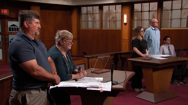 Während der Verhandlung sprechen ein Mann und eine Frau mit dem Richter – Bild: TLC
