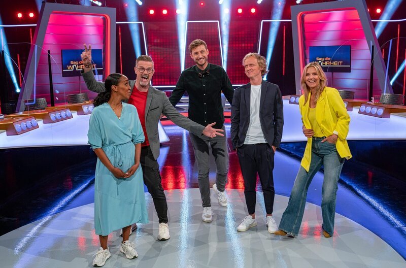 Ratespiel mit Spaß und Schwindel, jeweils montags um 22:00 Uhr im SWR Fernsehen. v.li.: Hadnet Tesfai, Michael Antwerpes, Constantin Zöller, Pierre M. Krause und Kim Fisher. – Bild: SWR/​Christian Koch