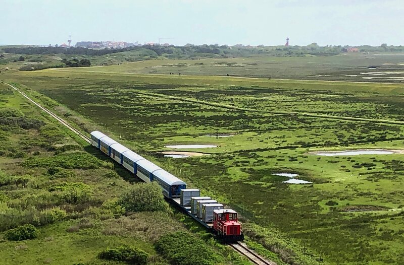 Zug in Richtung Westen. Auf dieser Strecke fährt die Bahn nur bei Bedarf. – Bild: SWR/​Alexander Schweitzer