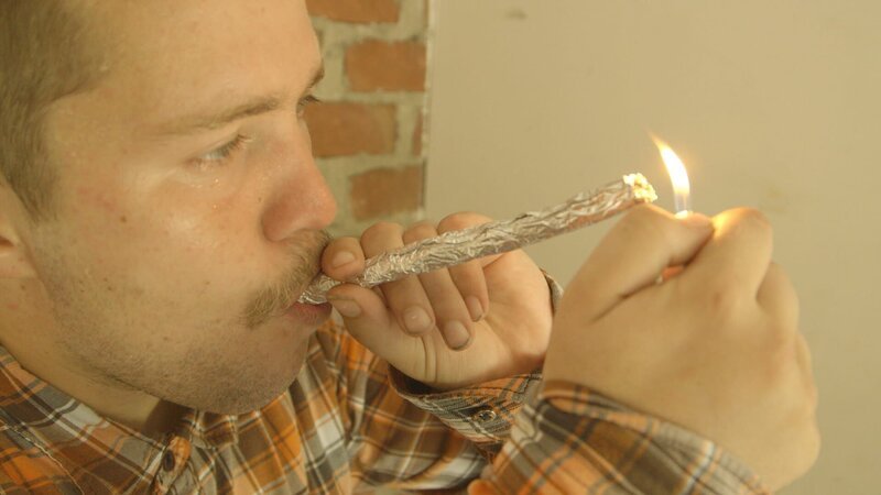 ‚Tom‘ takes a hit from a home made crack pipe. – Bild: The National Geographic Channel