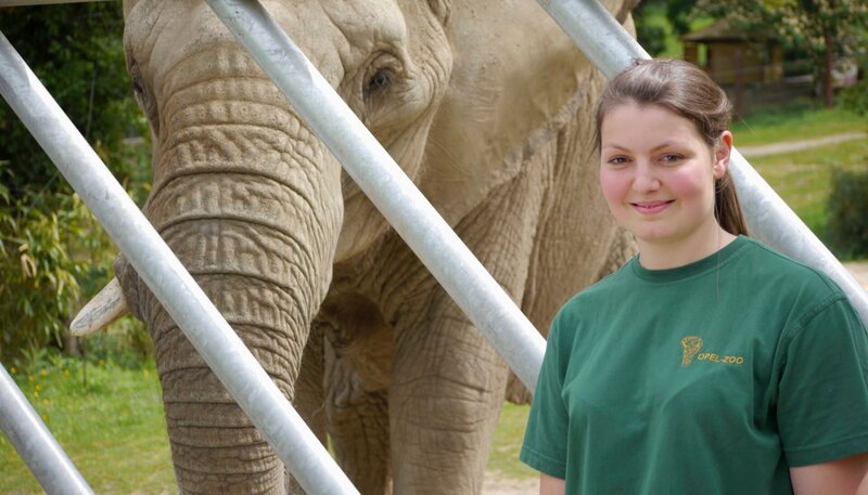 Tierpflegerin Lea Pesch, aus dem Kronberger Opel-Zoo. – Bild: HR/​Antje Mergel