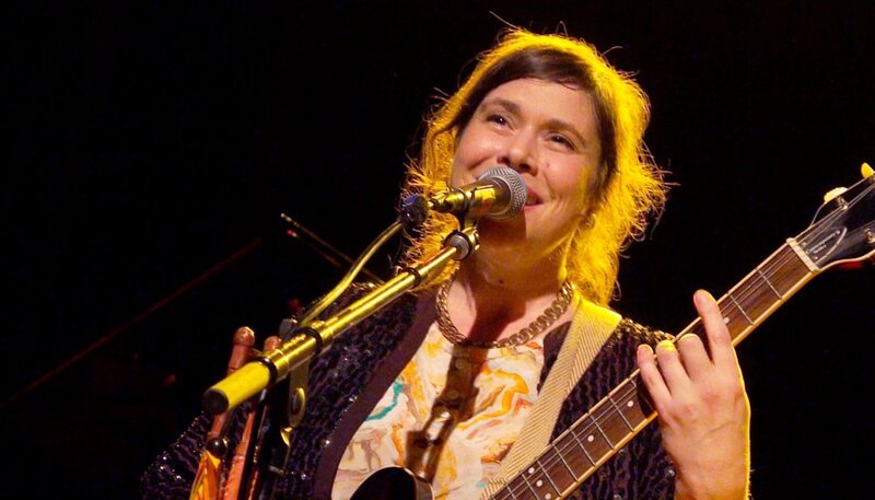 Um sich als unabhängige Musikerin im hart umkämpften Musikgeschäft einen Platz zu erobern, müssen Künstlerinnen ein verdammt dickes Fell und Durchhaltevermögen mitbringen. Die Berliner Singer-Songwriterinnen Malonda und Naima Husseini brennen für ihre Musik und gehen diesen herausfordernden Weg. – Bild: rbb