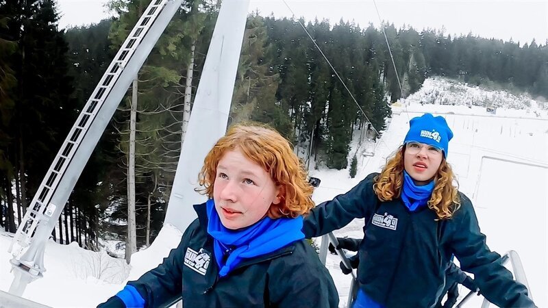 Zoe (l.) und Tove (r.) beim Treppenlauf-Training auf der großen Skisprungschanze in Oberhof. – Bild: MDR/​Cine Impuls Leipzig