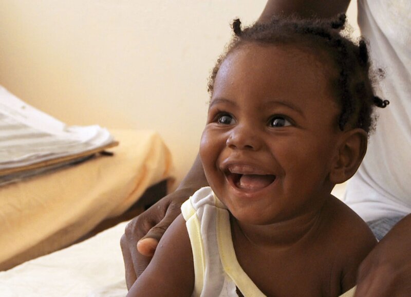 Fernweh Karibik Folge 6 Kleinkind im Spital von Rolf Maibach in Deschapelles – Bild: SF