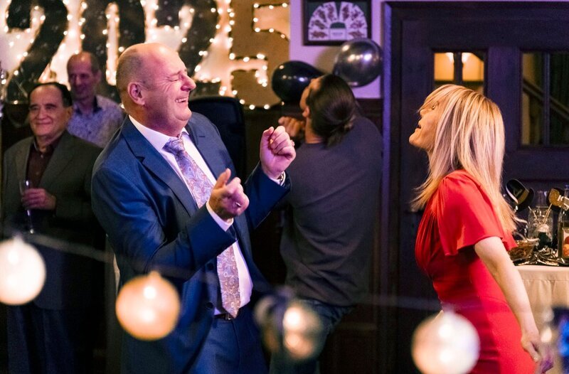 Hubert (Berndhard Ulrich) tanzt mit Uschi (Silke Popp) auf der Silvesterparty im Brunnerwirt. – Bild: BR/​Lena Semmelroggen