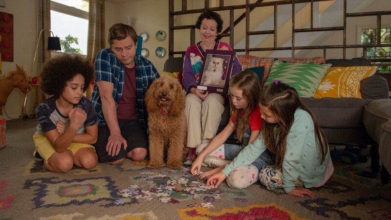 Um die Stille zu überbrücken, legt die Familie ein Puzzle zusammen. – Bild: ZDF/​Darrall MacQueen