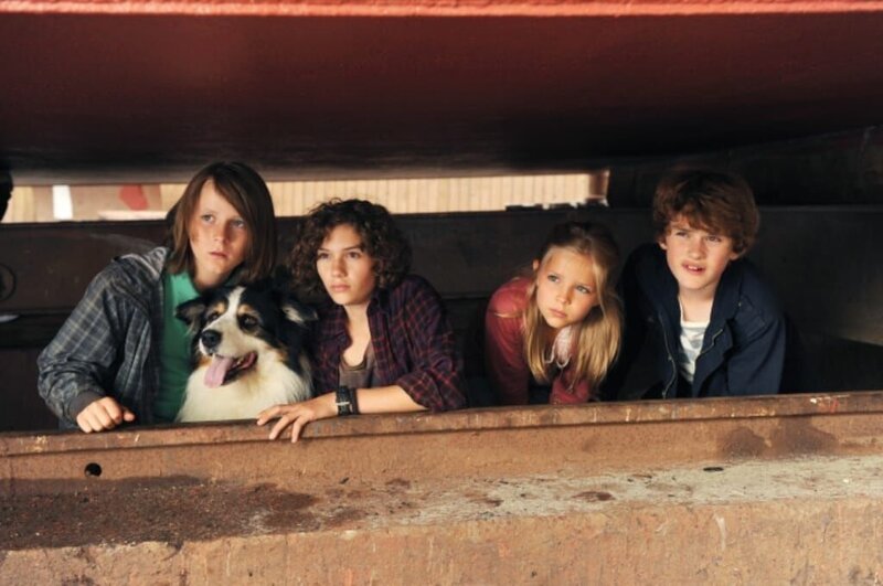 Auf die Freunde George (Valeria Eisenbart, M.), Julian (Quirin Oettl, r.), Dick (Justus Schlingensiepen, l.), Anne (Neele Marie Nickel, 2.v.r.) und Hund Timmy (2.v.l.) wartet ein spannendes Abenteuer … – Bild: port.hu Auf die Freunde George (Valeria Eisenbart, M.), Julian (Quirin Oettl, r.), Dick (Justus Schlingensiepen, l.), Anne (Neele Marie Nickel, 2.v.r.) und Hund Timmy (2.v.l.) wartet ein spannendes Abenteuer … – Bild: port.hu
