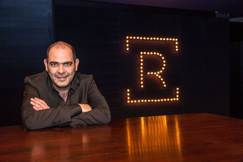 Moderator Hannes Ringlstetter. – Bild: BR/​Markus Konvalin