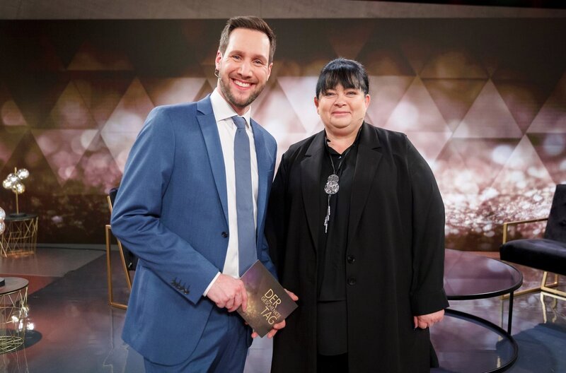 Seit 13 Jahren überrascht Sven Kroll die Zuschauer im WDR Fernsehen. Der geschenkte Tag – das sind besondere Menschen, emotionale Momente und Überraschungen, die man nicht mehr vergisst. – Sven Kroll (l) mit Ludmilla Seel – Bild: WDR/​Tilman Schenk