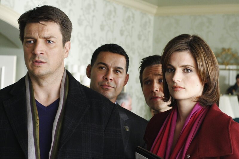 Richard Castle (Nathan Fillion, l.), Javier Esposito (Jon Huertas, 2.v.l.), Kevin Ryan (Seamus Dever, 2.v.r.) und Kate Beckett (Stana Katic, r.) stehen mal wieder vor einem Rätsel. – Bild: ABC Studios Lizenzbild frei
