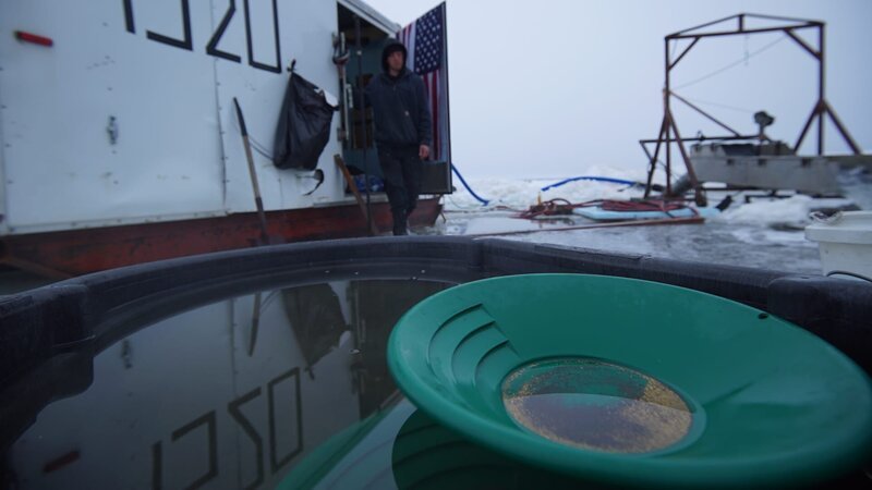 Spenser McCleskey kehrt zu seiner Goldpfanne zurück. – Bild: Discovery Channel /​ Discovery Communications