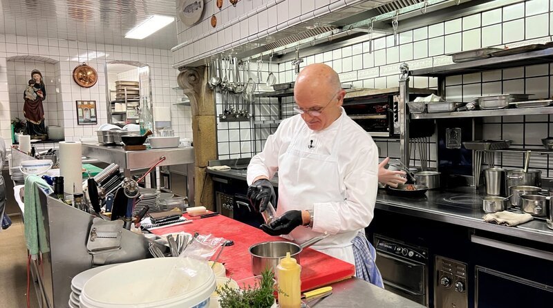 Das Düsseldorfer Restaurant „Im Schiffchen“ ist eine kulinarische Institution. Sein Chef Jean-Claude Bourgeuil steht mit 77 Jahren immer noch täglich an seinem Herd. Der gebürtige Franzose ist meist der Erste, der kommt, und der Letzte, der geht. Seit 1970 holt er die Sterne des Restaurantführers Guide Michelin nach Düsseldorf. – Bild: WDR/Stefan Quante Das Düsseldorfer Restaurant „Im Schiffchen“ ist eine kulinarische Institution. Sein Chef Jean-Claude Bourgeuil steht mit 77 Jahren immer noch täglich an seinem Herd. Der gebürtige Franzose ist meist der Erste, der kommt, und der Letzte, der geht. Seit 1970 holt er die Sterne des Restaurantführers Guide Michelin nach Düsseldorf. – Bild: WDR/Stefan Quante
