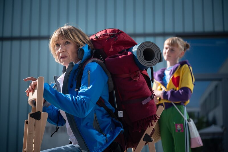 Neu an Einstein und direkt ein Abenteuer: Chiara (Jamila Weintritt, re.) und Frau Stocker (Gitta Schweighöfer) verspätet, aber immerhin gemeinsam auf dem Weg zu den Waldtagen. – Bild: mdr/​Saxonia Media/​Felix Abraham /​ KiKA