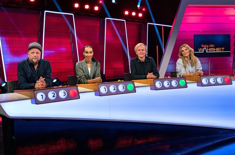 Ratespiel mit Spaß und Schwindel, jeweils montags um 22:00 Uhr im SWR Fernsehen. v.li.: Smudo, Hadnet Tesfai, Pierre M. Krause und Kim Fisher. – Bild: SWR/​Christian Koch