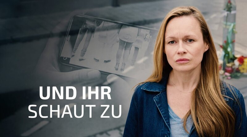 Nach dem Unfalltod ihrer Tochter an einer belebten Kreuzung ist Jenni (Anja Schneider) im Netz mit Videos von Mias Sterben konfrontiert. Statt zu helfen, schauten die Passanten entweder weg, oder filmten mit ihren Handys und rühmen sich sogar für ihre „krassen“ Postings. – Bild: SWR/Hager Moss Film/Bernd Schuller Nach dem Unfalltod ihrer Tochter an einer belebten Kreuzung ist Jenni (Anja Schneider) im Netz mit Videos von Mias Sterben konfrontiert. Statt zu helfen, schauten die Passanten entweder weg, oder filmten mit ihren Handys und rühmen sich sogar für ihre „krassen“ Postings. – Bild: SWR/Hager Moss Film/Bernd Schuller