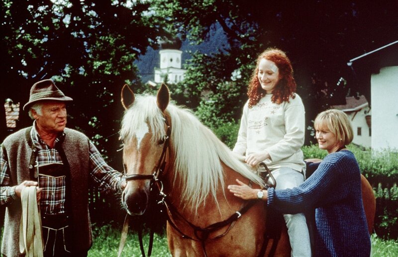 (v.li.) Walther Reyer (Dr. Pankraz Obermayr), Daniela D. König (Jule), Michaela Heigenhauser (Christl Wild). – Bild: ORF/​Beta Film