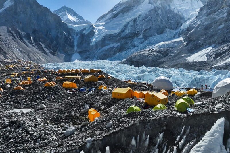 Das Basecamp am Mount Everest ist eine Zeltstadt mit 2000 Personen. – Bild: SRF