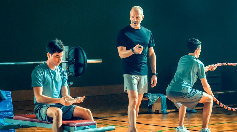 Von links: Luca Rossi (Mikka Forcher), Stefan Veighofer (Simon Hatzl), Hugo (Mino Dreier). – Bild: ORF/​BR/​SRF/​Superfilm Filmproduktions GmbH/​Stefanie Leo